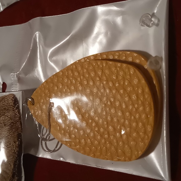 Shein earrings 3 pairs 1 leather drop & 2 feathered earrings with a brass hoop. - Picture 3 of 4